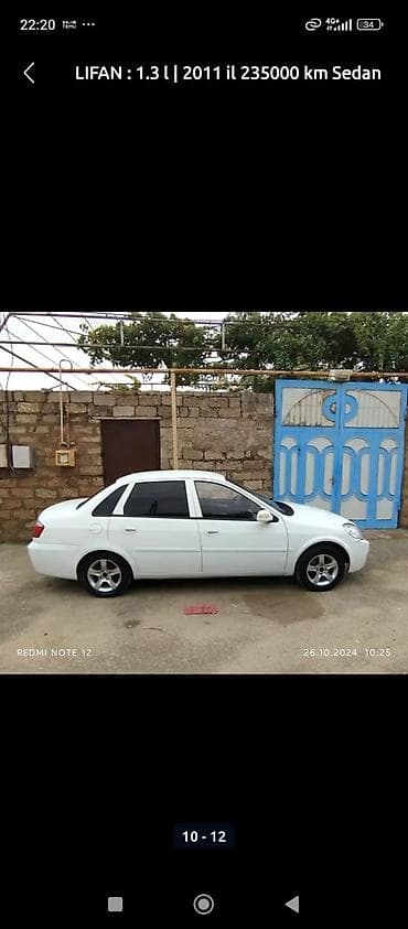 radio anten: Ağ rəngli 4 qapılı sedan avtomobil. Xüsusiyyətlər: - Ban növü: Sedan — 4