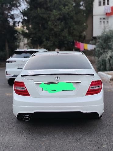 kompressor teh: Mercedes-Benz C-Class sedan (C250 emblemli), ağ rəng. Xüsusiyyətlər — 5
