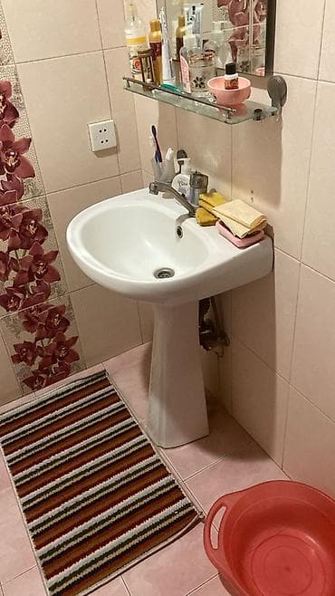 Ağ keramik ayaqlı hamam əlüzyuyanı satılır. Model klassik və yığcam
