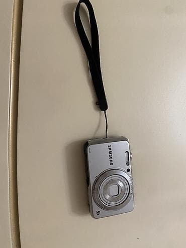 Samsung kompakt rəqəmsal fotoaparat - Metalik gümüş rəngli korpus, əl