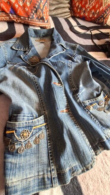 Qadınlar üçün denim jaket - Material: mavi cins (jeans), nazik
