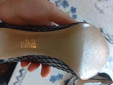 Brend: Poletto Model: Zərif stiletto Ölkə: Italy Ölçü: 37 Təsvir: - — 2