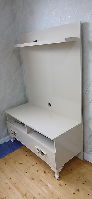 Düz TV altlığı, Polkalı, Laminat