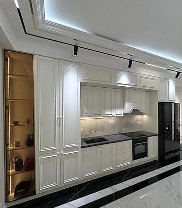 Klassik üslubda layihələndirilmiş ağ mətbəx mebeli komplekti - Üst və