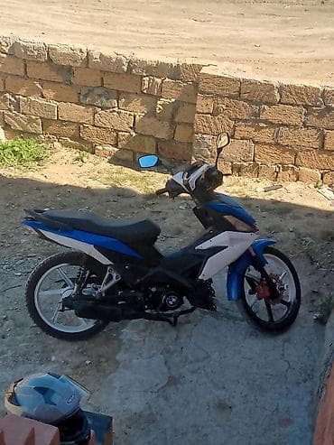 electro skuter: Moped/motosiklet – sport üslubunda, mavi-ağ-qara rəng kombinasiyası — 4