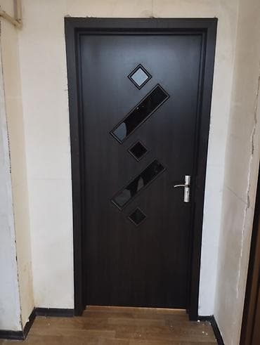 şuşə qapi: Müasir dizaynlı otaq/qapı paneli - Material: qaranlıq ağac teksturalı — 3