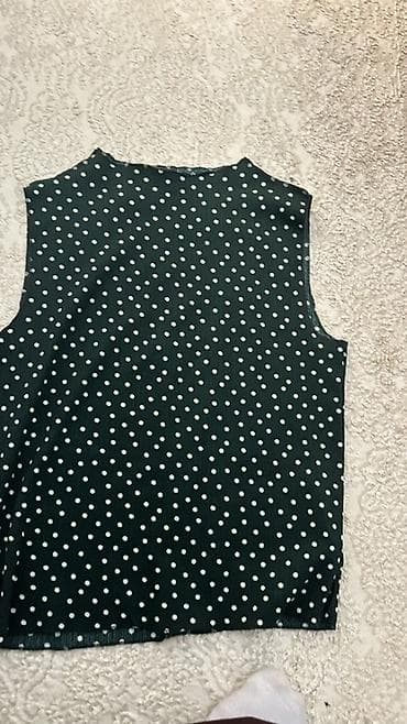 Qara-yaşıl tonlarda, ağ xallı qadın bluzası (qolsuz) - Stil: Klassik