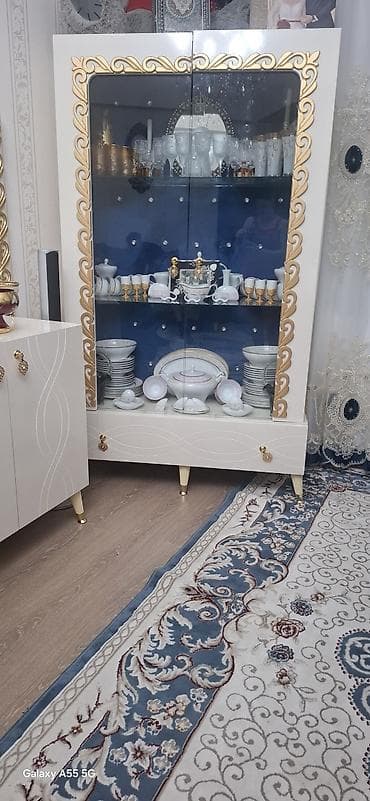 qonaq dəsti: Qonaq otağı üçün klassik üslubda mebel dəsti Tərkib: - Vitrin: Önü — 1