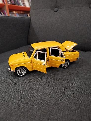 Sarı rəngli klassik sedan oyuncaq model avtomobil - Miqyas: təxmini — 4