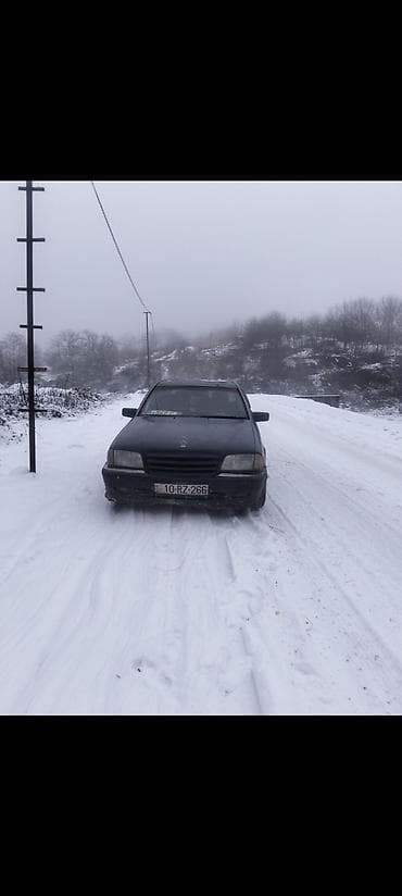 Mercedes-Benz C-Class: 2 l | 1995 il Sedan