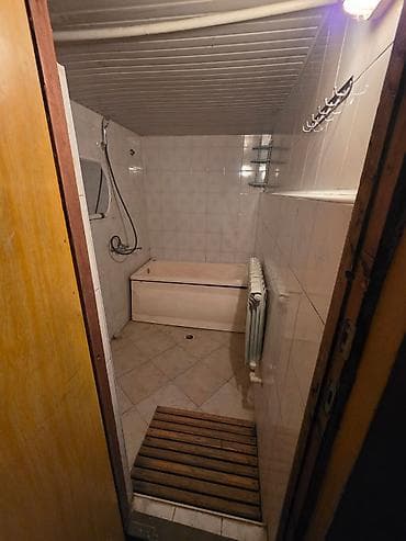 azadligda kiraye evler: Bineqrdide azadliq metrosuna yaxin 3/1 mertebesinde 3 otaqli ev 450 — 4