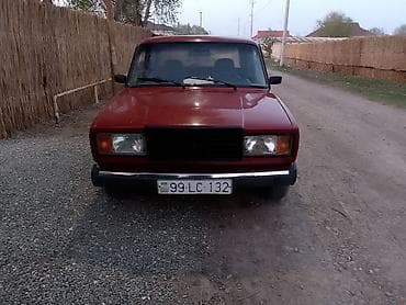 car aksesuar: VAZ 2107, qırmızı sedan Xüsusiyyətlər: - Gövdə növü: sedan - Rəng — 1