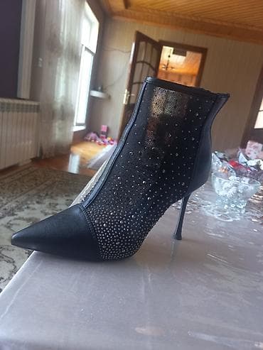 Zərif qadın botu – stiletto dabanlı, incə burunlu dizayn. - Rəng
