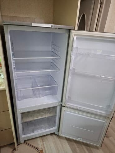 iki qapili soyuducu: Gümüş rəngli iki qapılı soyuducu - Yuxarıda soyuducu, aşağıda — 4