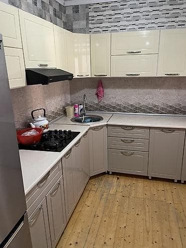 mat kuxna mebelleri: 2.30m*2.60m hündürü isə 2.20m Heç bir qırığı falan yoxdu. Bütün qapı — 2