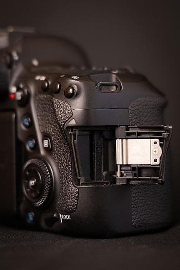 canon mark 2: Canon EOS 6D Mark II DSLR + Canon EF 50mm f/1.8 STM obyektiv Üzərində — 6