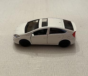 oyuncaq masin type 1: Ağ rəngli oyuncaq avtomobil modeli - Ölçü: təxminən 1:32–1:36 miqyas — 3