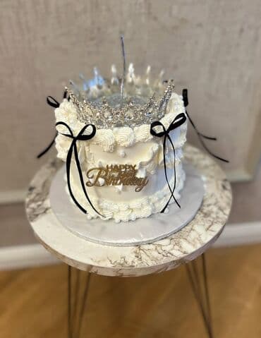 5 yas tortu: Ad günü üçün dizayn tortları - Zərif “Happy Birthday” yazılı klassik — 8