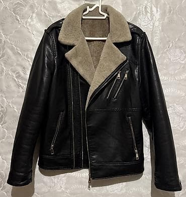 Qara rəngli kişi dəri kurtka, içi isti süni kürk ilə. Rusyadan alınıb