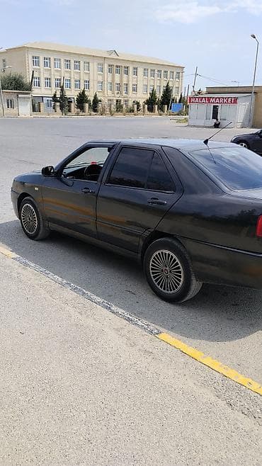 cherry maşın: Chery Amulet (A15) sedan - Kuzov: 4 qapılı sedan, qara rəng - — 5