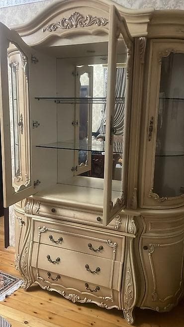 tək qorka: Klassik üslubda vitrin-bufet - Rəng: krem/bej, qızılı relyef — 2