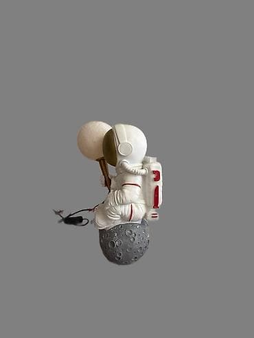 İşıqlandırma: Astronavt temalı dekorativ masa lampası - Dizayn: Ay səthində oturan — 2