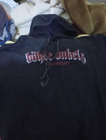 Kişi geyimləri: Kişi geyimləri dəsti 1) Qara kapüşonlu sviter - Ön hissədə “Böhse — 1