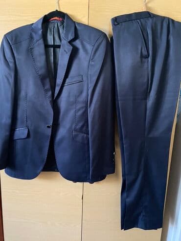 kişi ucun klassik qara kostyum: Tünd göy rəngdə, bir düyməli, şax materialdan hazırlanmış kişi — 1