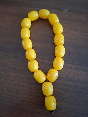 İri təsbeh – kəhrəbanın oxşarı (imitasiya), kəhrəba deyil. - Rəng