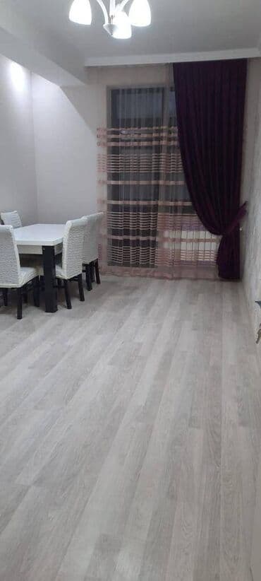 1 otaqlı kohnə tikili: Razində 60 kv sahəsi olan 2 otaqlı mənzil kirayə verilir.Binada qaz — 4