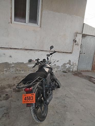 maped: Qara rəngli şəhər/enduro tərzli motosiklet - Rəng: qara, minimalistik — 2