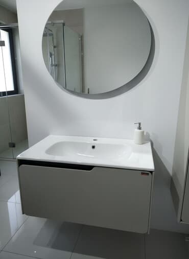 мойдодыр для ванной: Ağ rəngli keramika Çanaq, inteqrasiya edilmiş dolab ilə təqdim olunur — 1