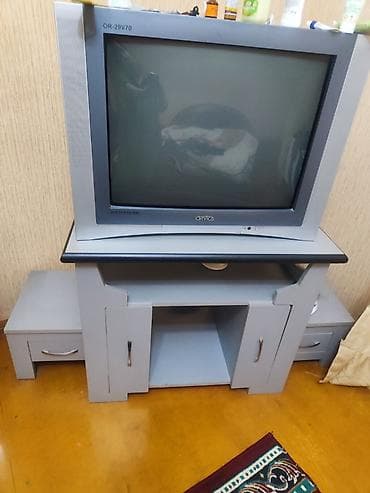 telvizor alti: Düz TV altlığı, Polkalı, Laminat — 1