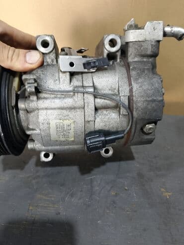 kampresor: Gümüşü rəngdə, dairəvi formalı, avtomobil kondisionerinin kompressoru — 1