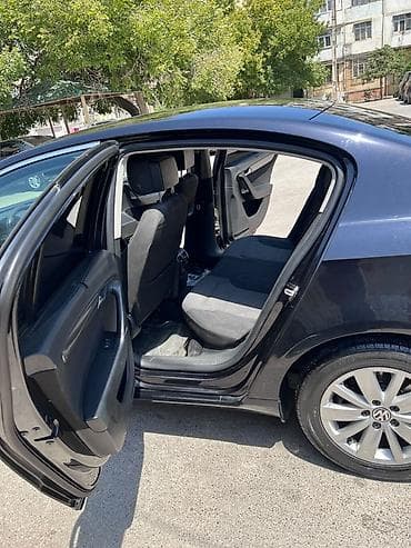 teker 215: Volkswagen Passat sedan – qara rəng, TSI mühərrik. Xarici: - Parlaq — 5