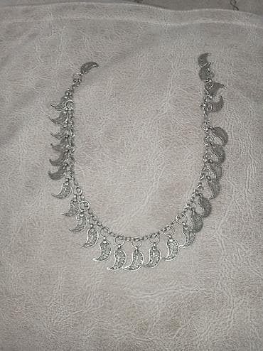 gümüş sep qadın: Gümüş rəngli bəzəkli boyunbağı Milli Buta, çox qədimidir - Material — 2