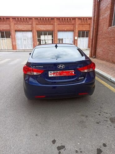 диски на зимнюю резину хендай элантра 2006: Hyundai Elantra sedan – tünd mavi rəng, aerodinamik kuzov və xrom ön — 2
