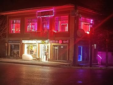 arenda otaq: Neon işıqlarla bəzədilmiş ikimərtəbəli “Çay Evi/Sərinləşdirici — 1