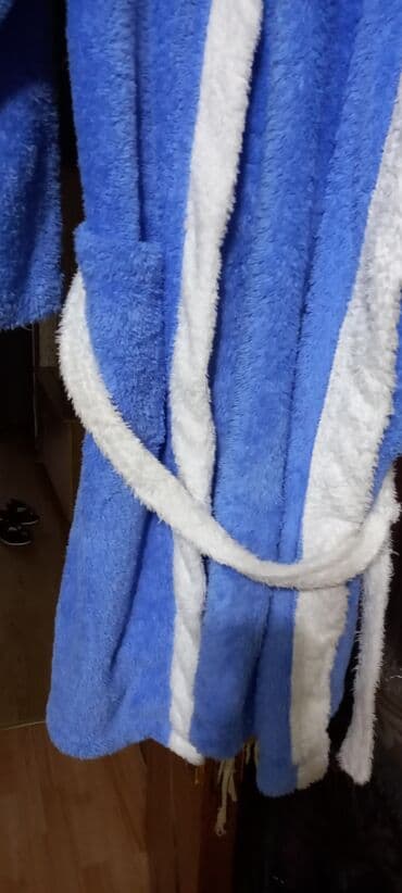 Jiletlər: Mavi rəngdə, kapüşonlu yumşaq xalat. - Material: qalın, tüklü/flanel — 2