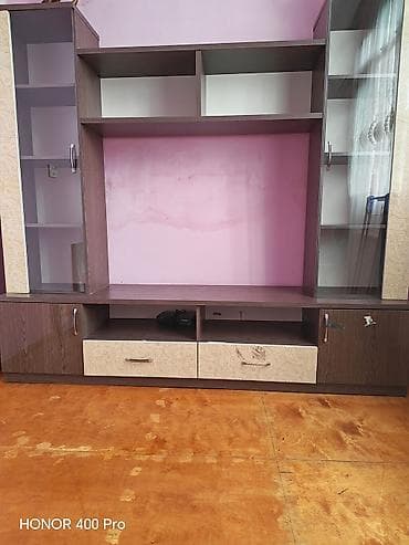 TV stendi və vitrinli divar modulu - Material: laminat/MDF
