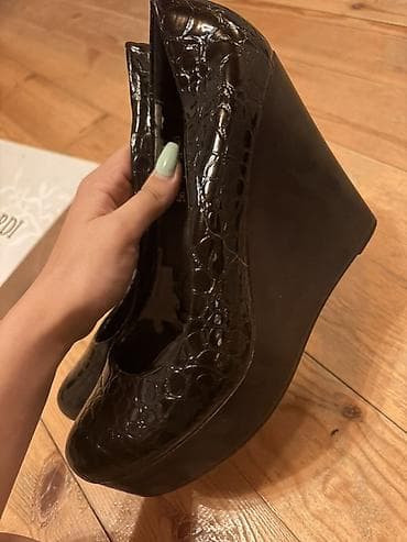 deri pencekler: Qadın üçün platforma dabanlı ayaqqabı - Model: Q closed toe — 2