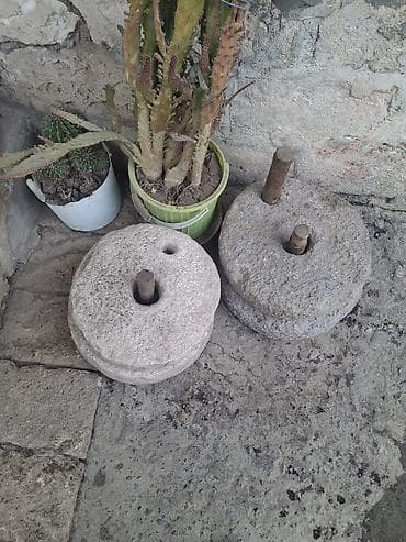 Məhsul: Əl dəyirmanı üçün daş cütləri (2 ədəd) Təsvir: - Təbii bərk