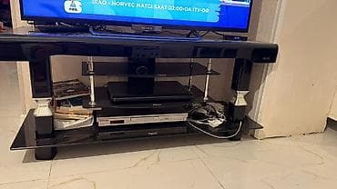 Qara şüşə və metal elementli TV stendi - Müasir dizayn: parlaq qara