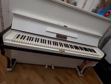 real gitara: Upright (dik) pianino – klassik ağ rəngdə, qara detallarla. - Tam — 3