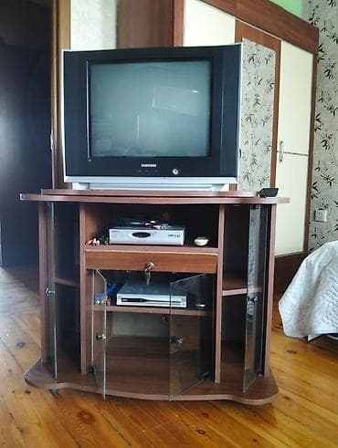 divar kitab refleri: Klassik Samsung kineskop televizoru və çoxfunksiyalı TV stend dəsti — 1