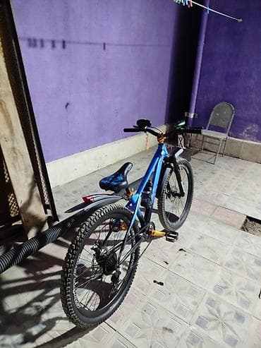 Dağ velosipedi – 27.5” təkərlər, alüminium gövdə, ön amortizatorlu