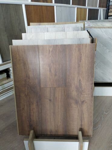 Laminat döşəmə panelləri – müxtəlif ağac teksturaları və rəng