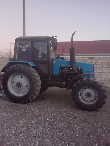 Motonəqliyyat: Belarus 1221 traktor - Güclü dörd silindrli dizel mühərrik, ön və — 3