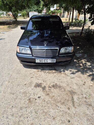 avtomat maşın: Qara rəngli, səliqəli Mercedes-Benz avtomobili. Avtomobil yaxşı — 1