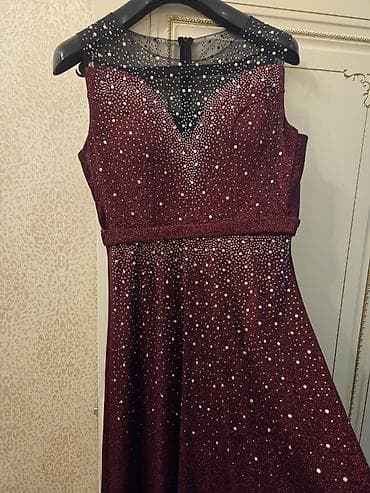 Zərif axşam/gecə geyimi – bordo rəngdə, parıltılı daşlarla bəzədilmiş — 3